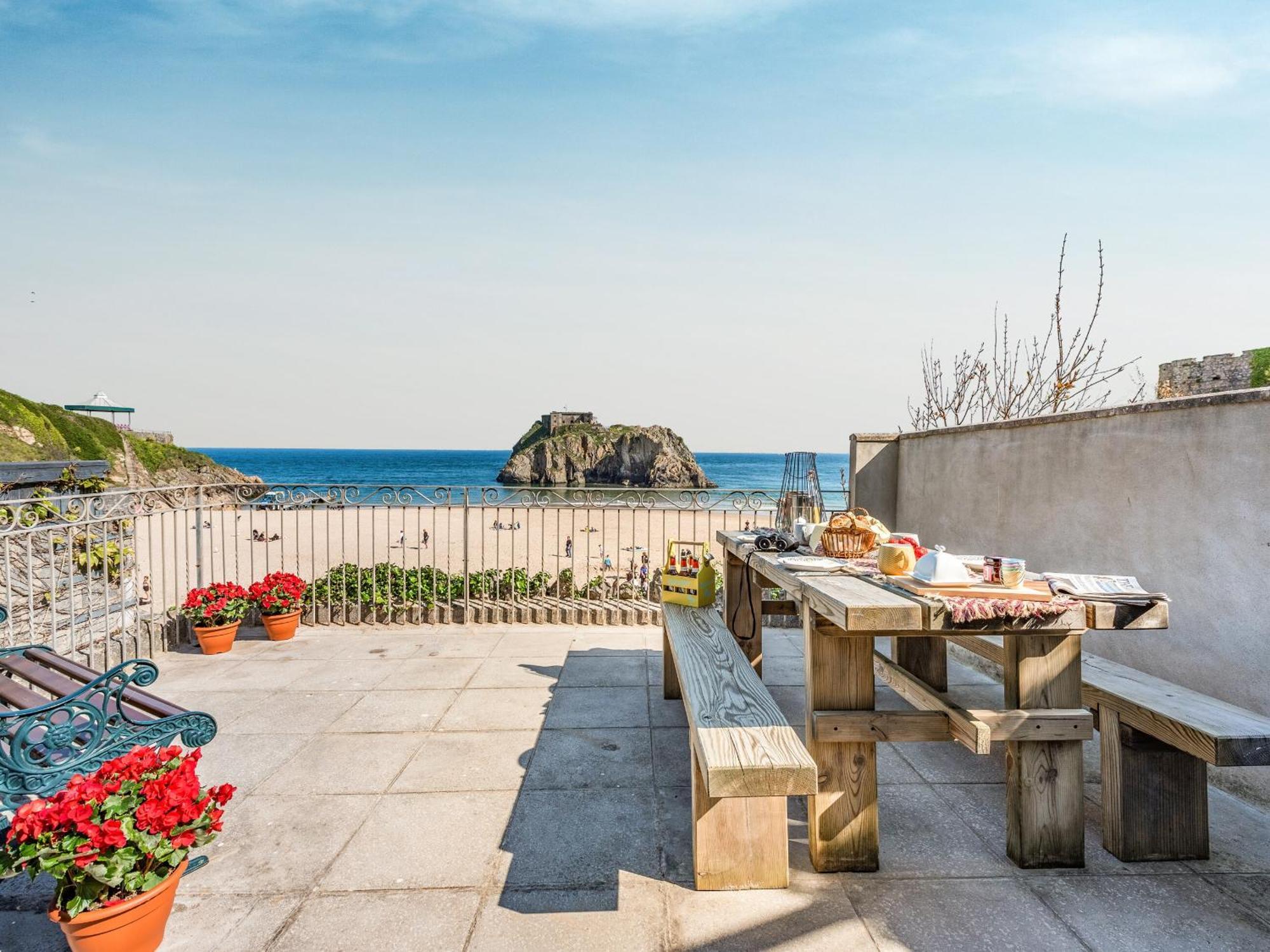 Ocean Waves Villa Tenby Bagian luar foto