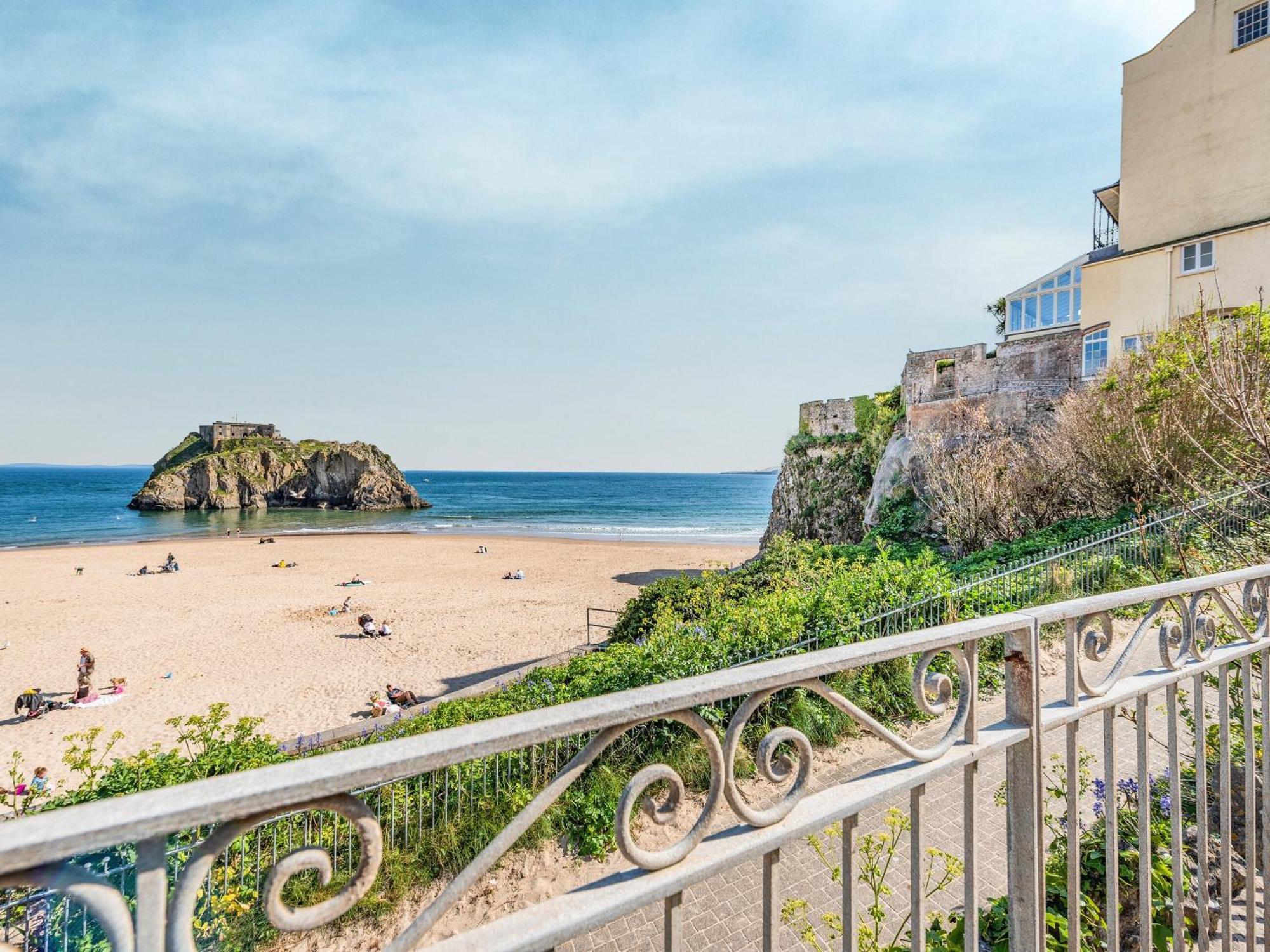 Ocean Waves Villa Tenby Bagian luar foto