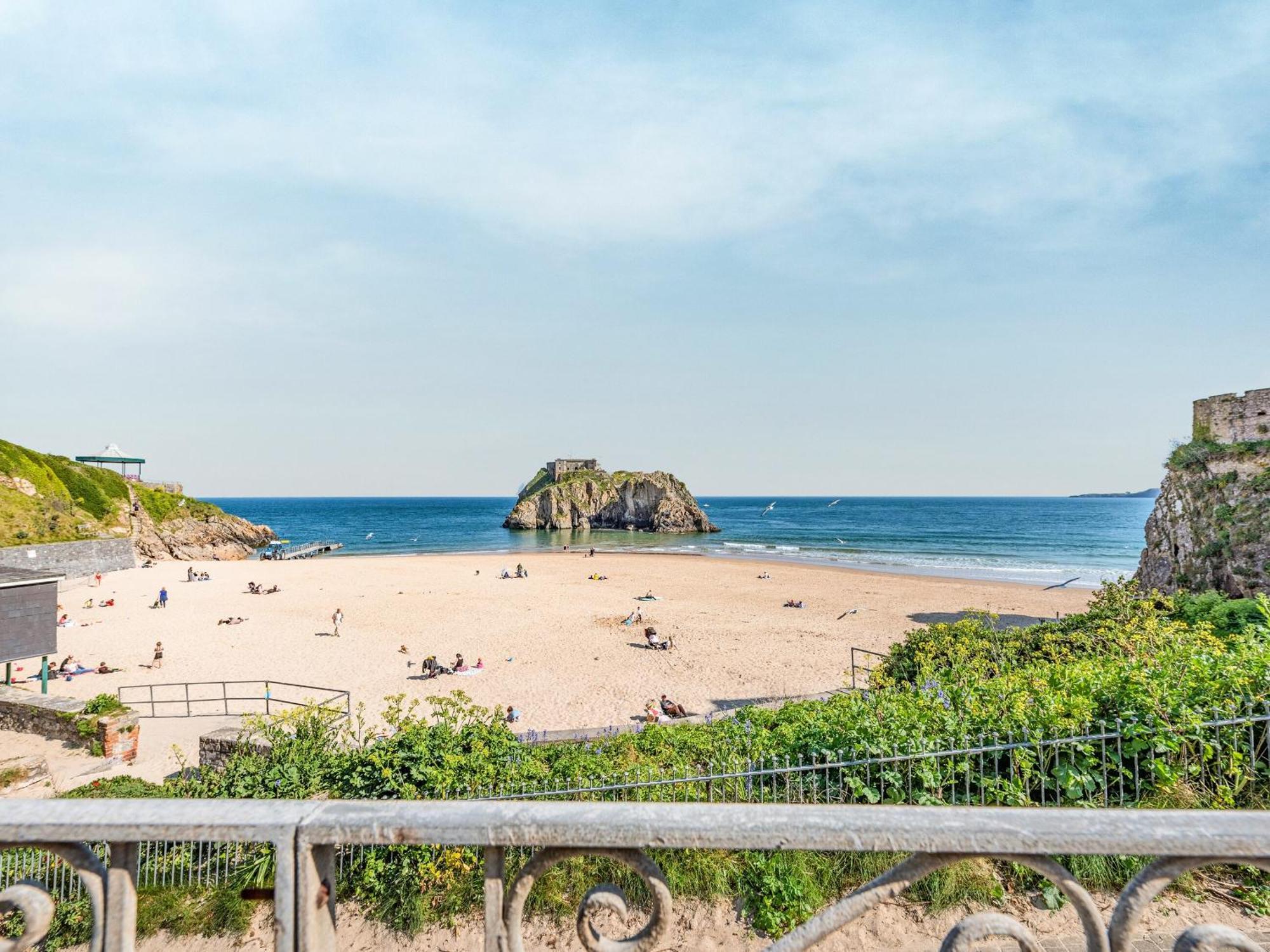 Ocean Waves Villa Tenby Bagian luar foto